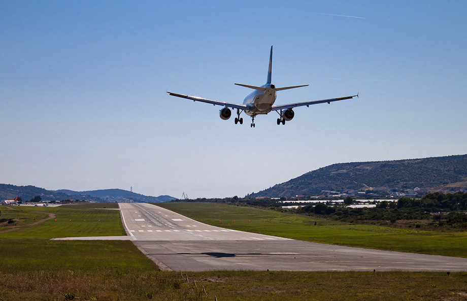 Large lufthansa airbus a319 landing at split airport